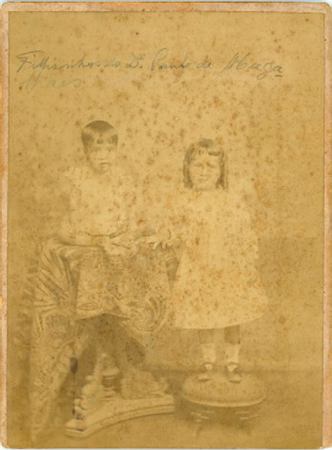 Original de "Photographia Duas Nações - de - M. Escobar & Motta - 189, Rua Visconde de....", conforme carimbo no verso, colada em cartão com dedicatória de Paulo de Magalhães Alves, de 25-02-1910. Sépia, com manchas.